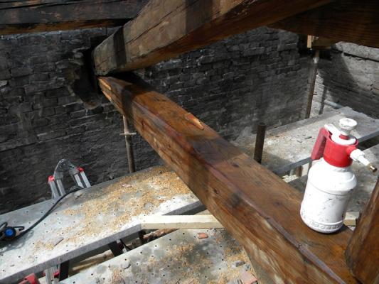 Applicazione di insetticida liquido a base di permetrina