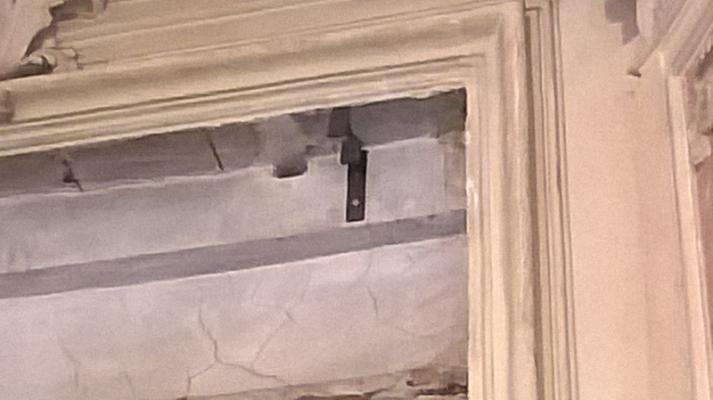 Staffe regolabili per l'ancoraggio della parte superiore del dipinto